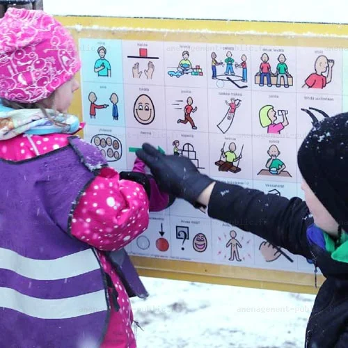 Jeu d'éveil extérieur pour stimuler le langage oral des enfants
